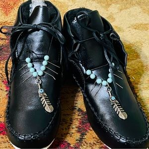 🦅Wonderful NWOT Black Moccasins with Decorative Accents!